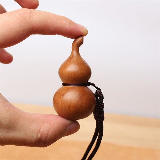 A gourd pendant made of jujube wood struck by lightning